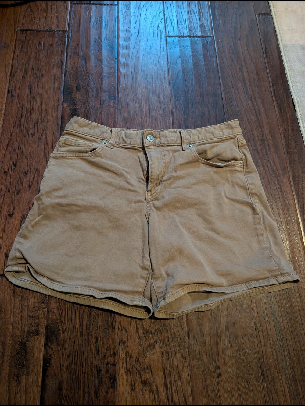 UNIQLO high-rise Mom Shorts In Brown